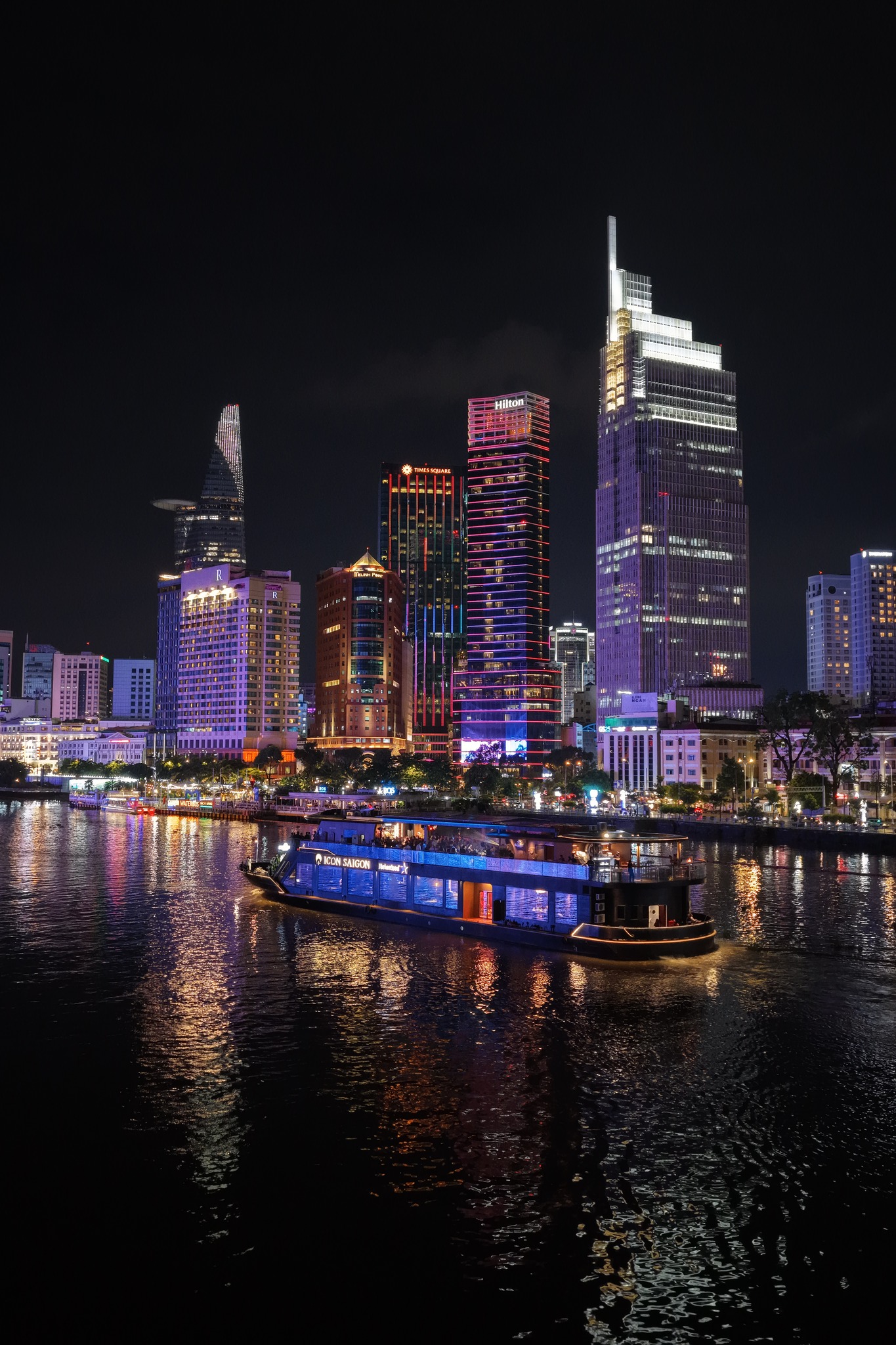 Icon Saigon – Trải Nghiệm Ăn Tối Sang Trọng Trên Du Thuyền 5 Sao Ở Hồ Chí Minh