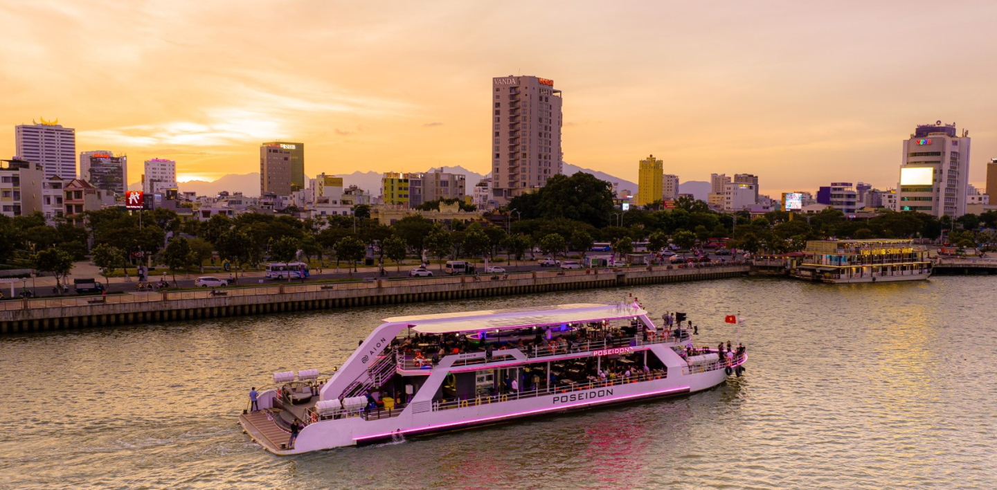 Trải Nghiệm Bữa Tối Trên Tàu Poseidon Đà Nẵng