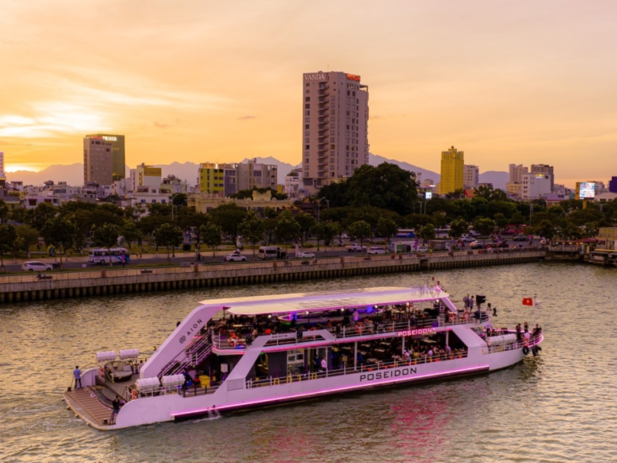Trải Nghiệm Bữa Tối Trên Tàu Poseidon Đà Nẵng